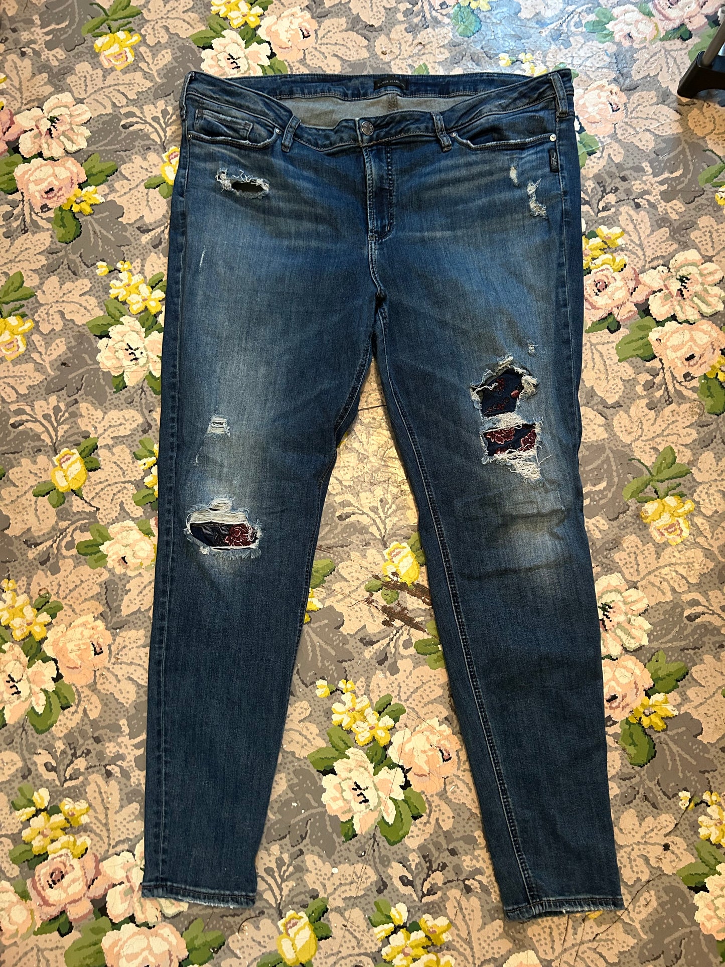 Silver jeans plus 22 dark wash floral distressed skinny jeans