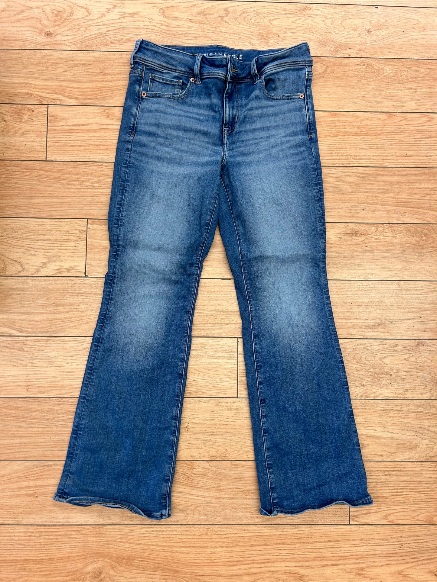 America eagle 10 SHORT light wash bootcut jeans