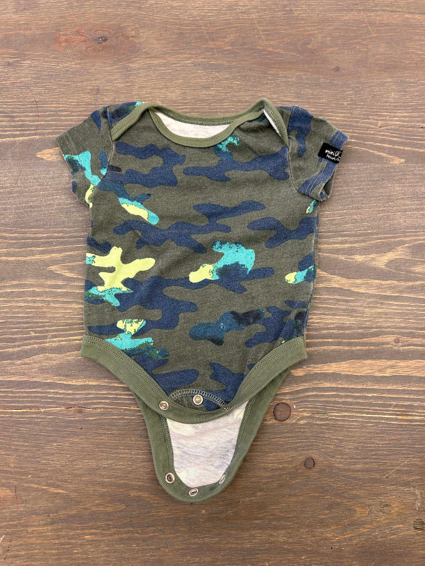 Mini hero’s 0/3m camo onesie