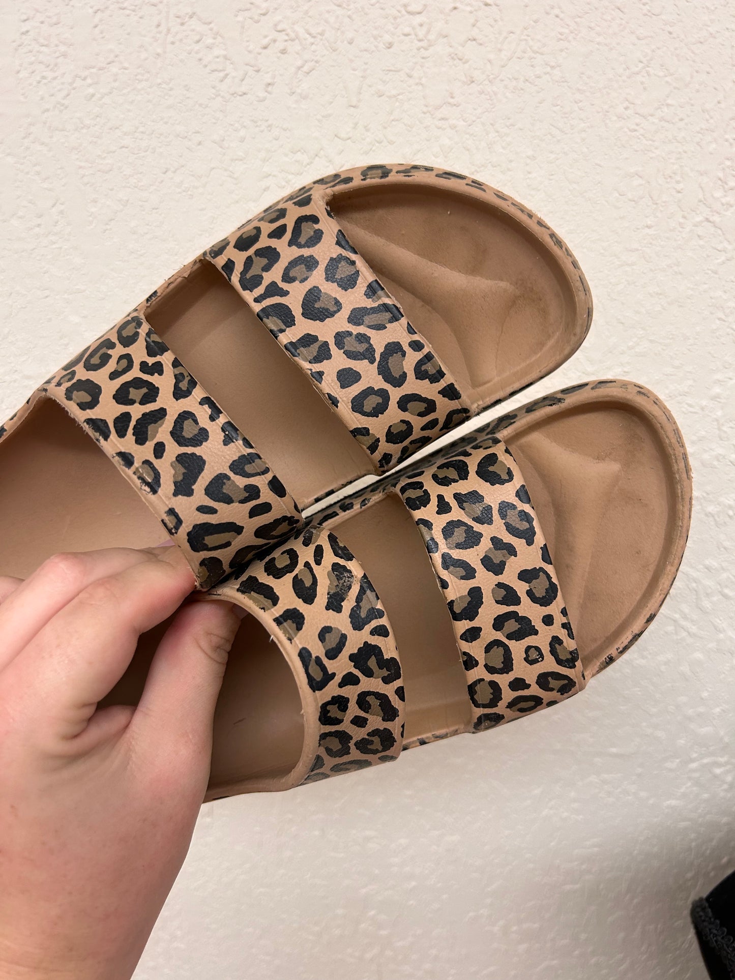 Old navy 8 cheetah slides