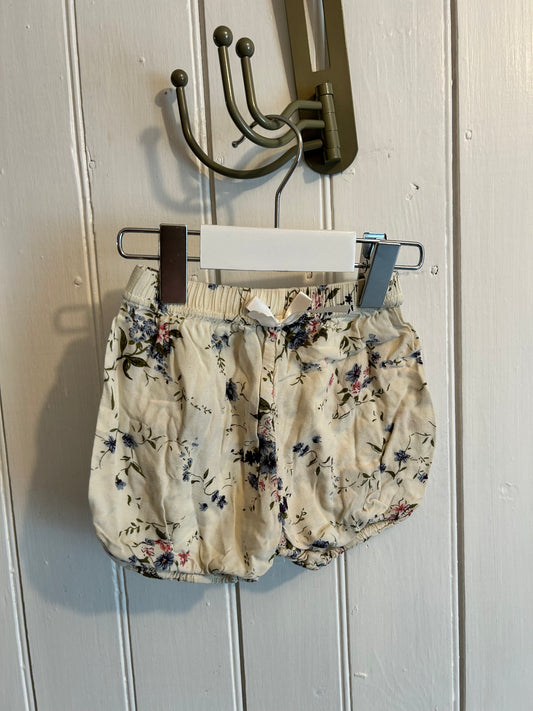 Small shop 12m off white floral shorts