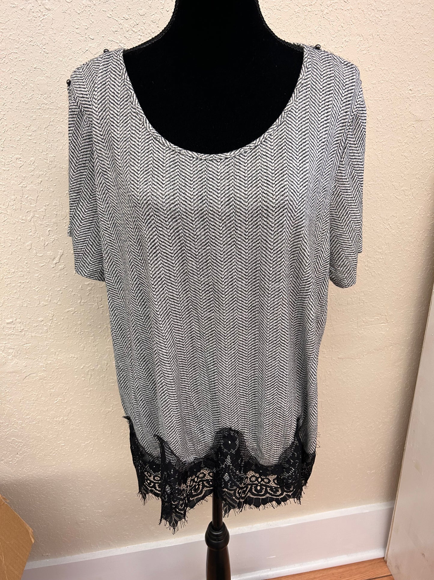 Maurcies 2x black & white chevron lace blouse