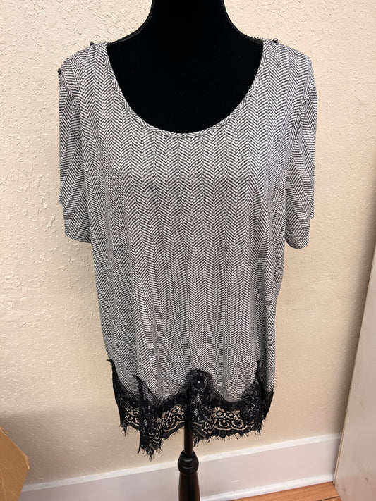 Maurcies 2x black & white chevron lace blouse