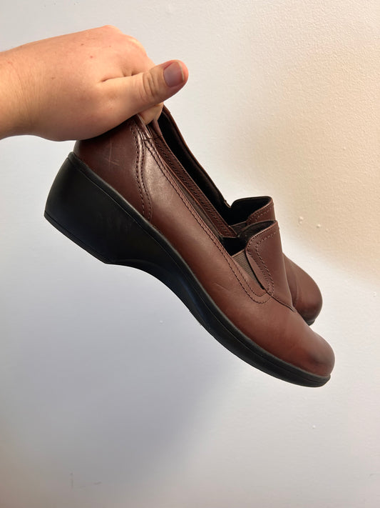 Clarks 11 brown healed loafer