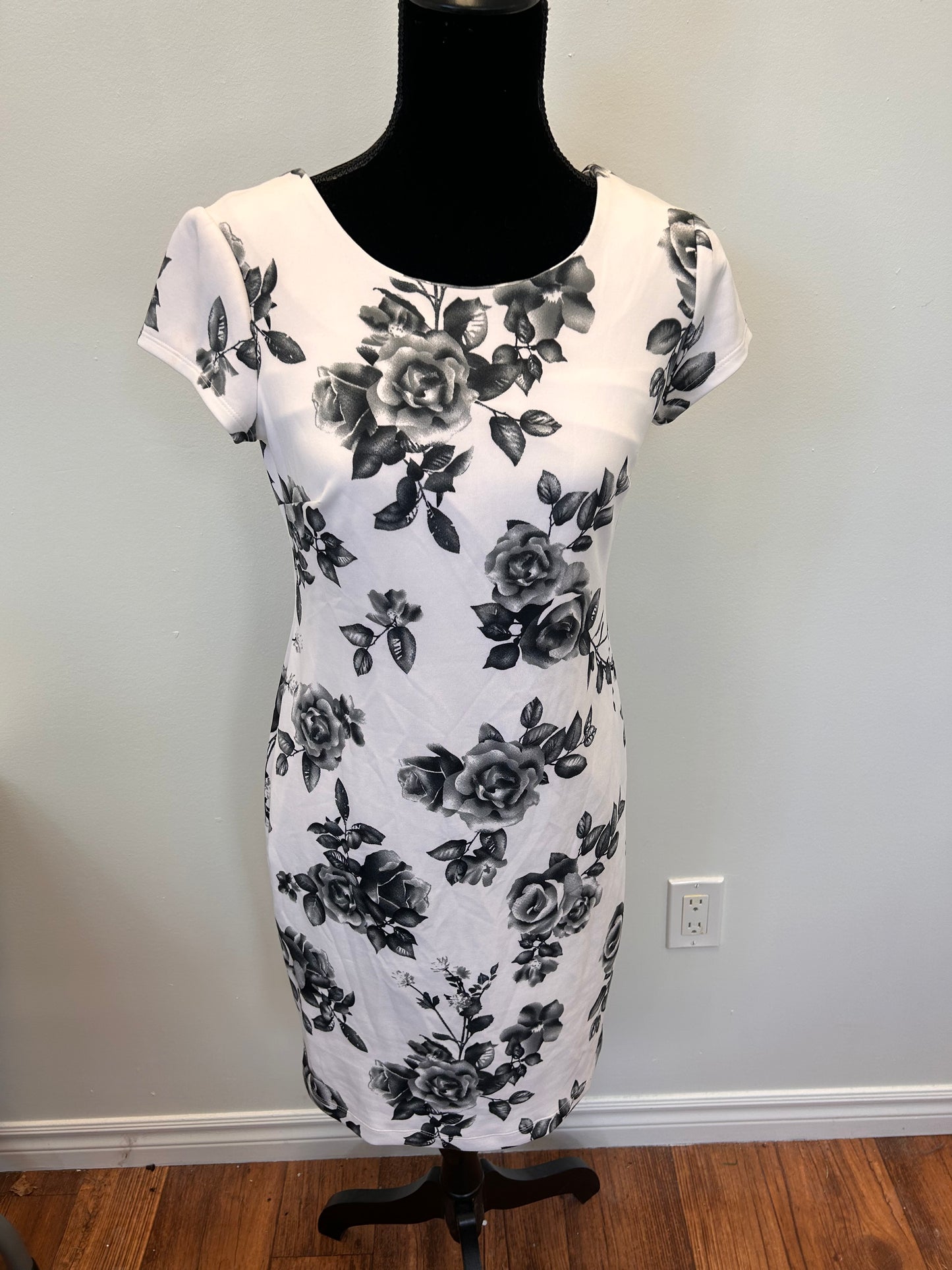 Stork & babe maternity small white & black floral dress