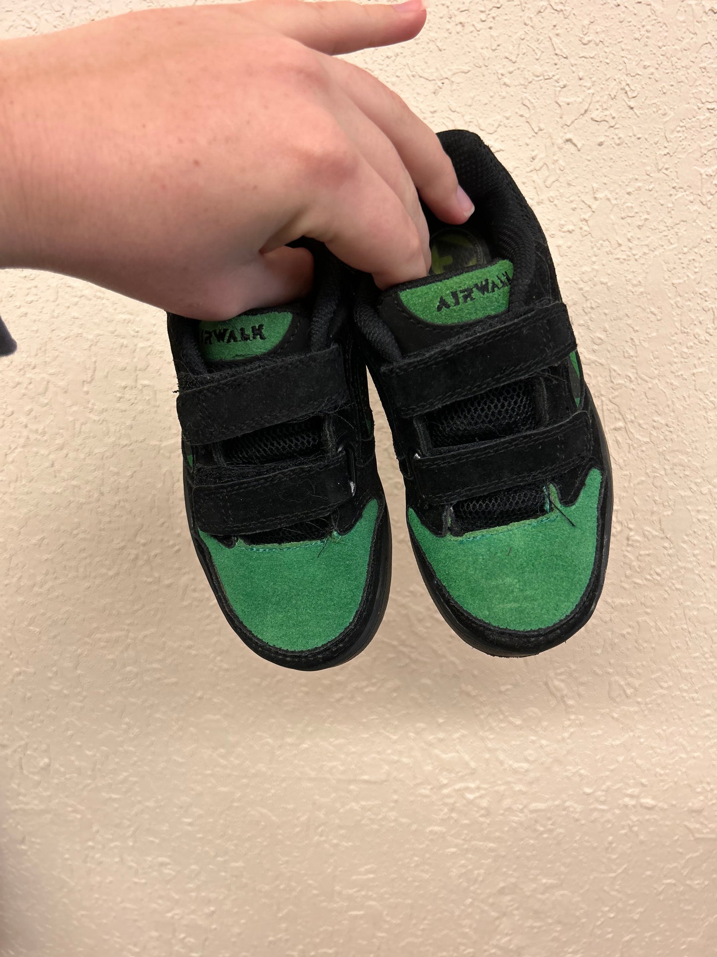 Air Walk boys 11 black & green sneakers