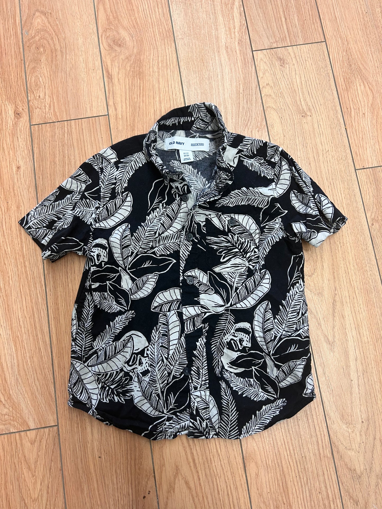 Old navy 5 black & white leaf print button up