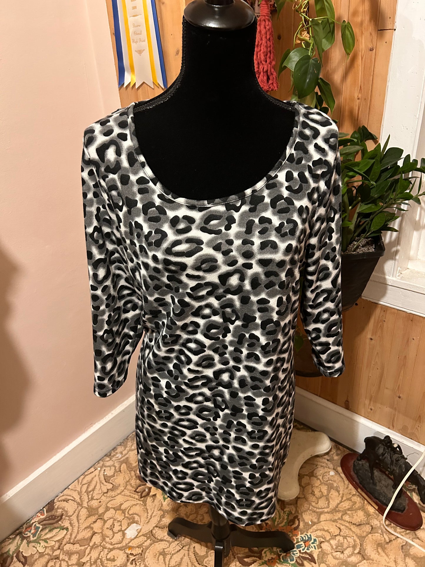 Store twenty one size 16 black cheetah print long sleeve