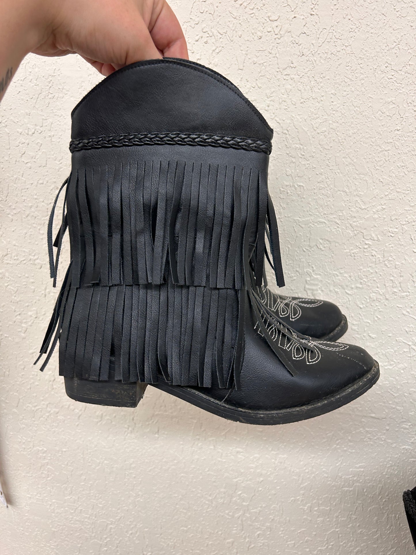 Women’s 9 black fringe cowboy boots