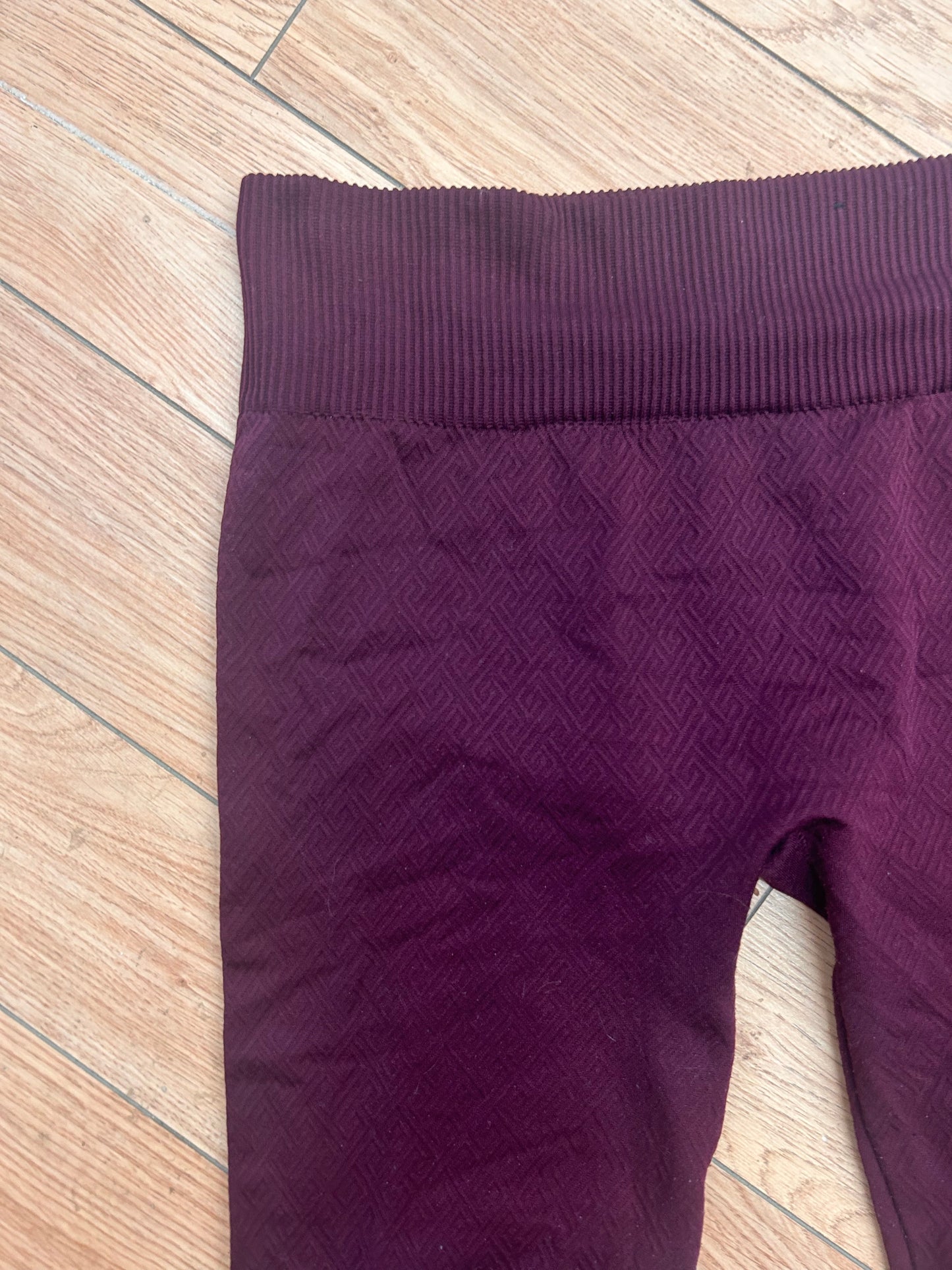 Suzy sheir l/xl burgundy geometric textured leggings