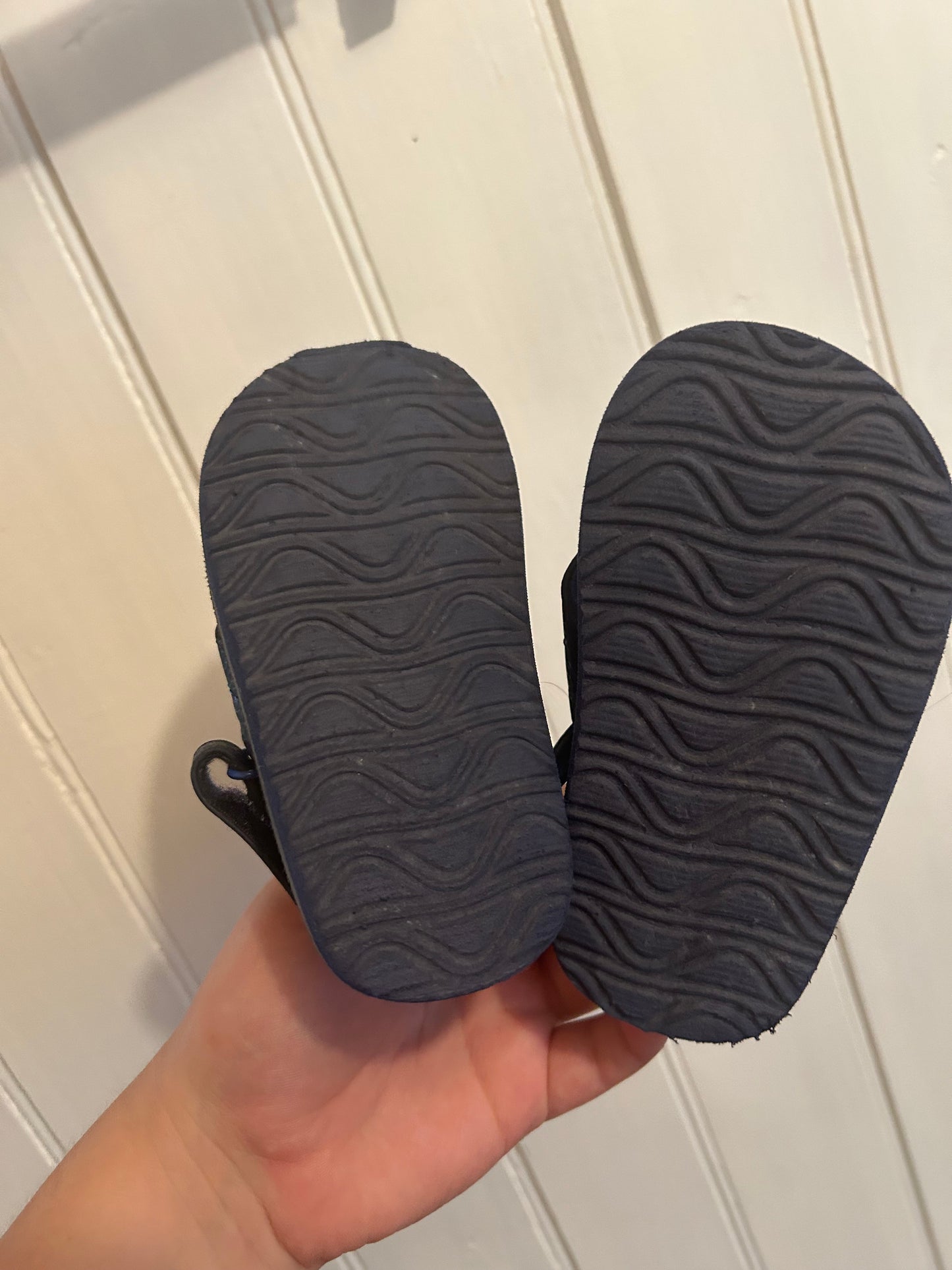 The children’s place 6/7 grey & blue flip flops