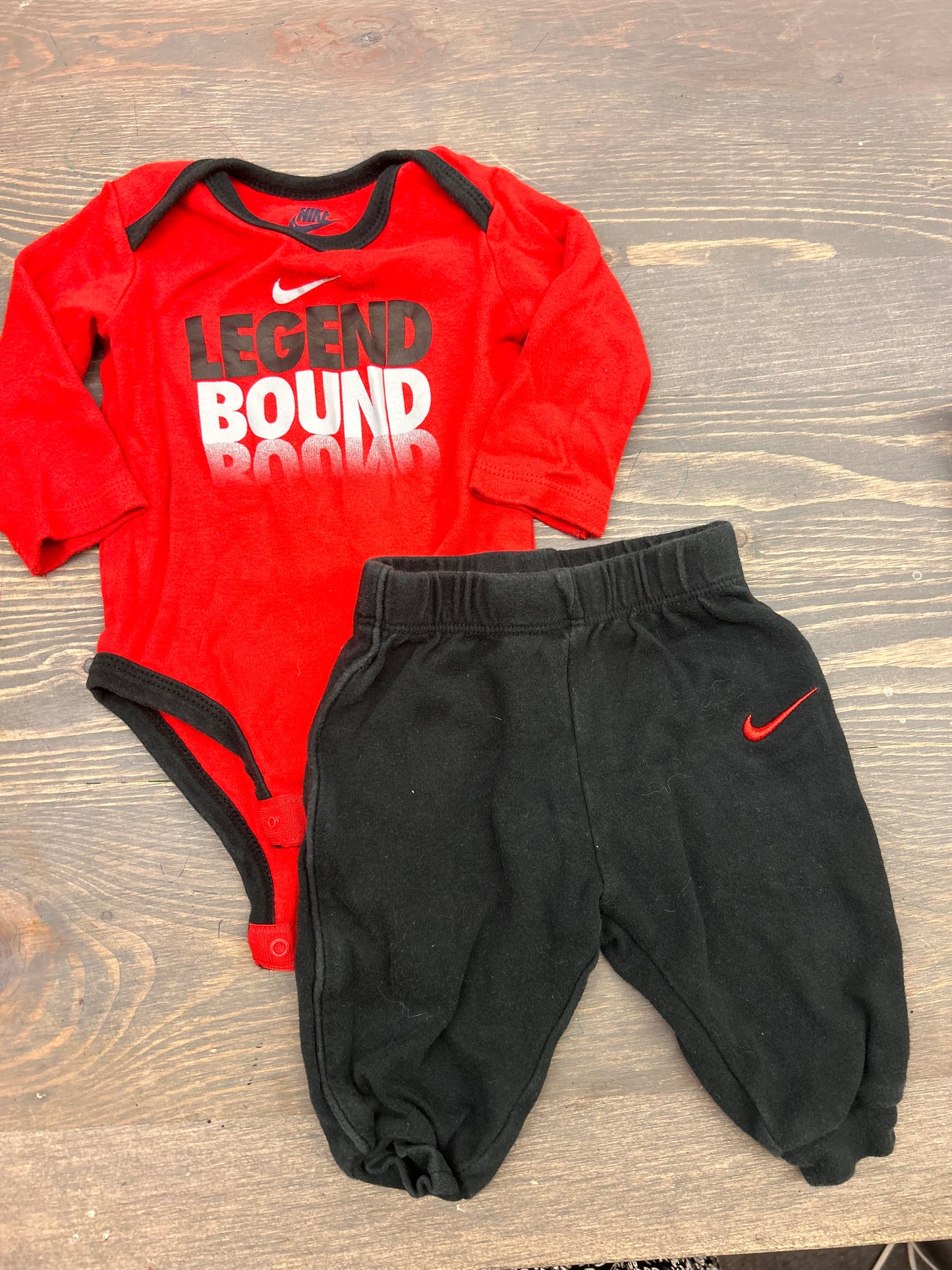 Nike 3/6m red & black 2pc set