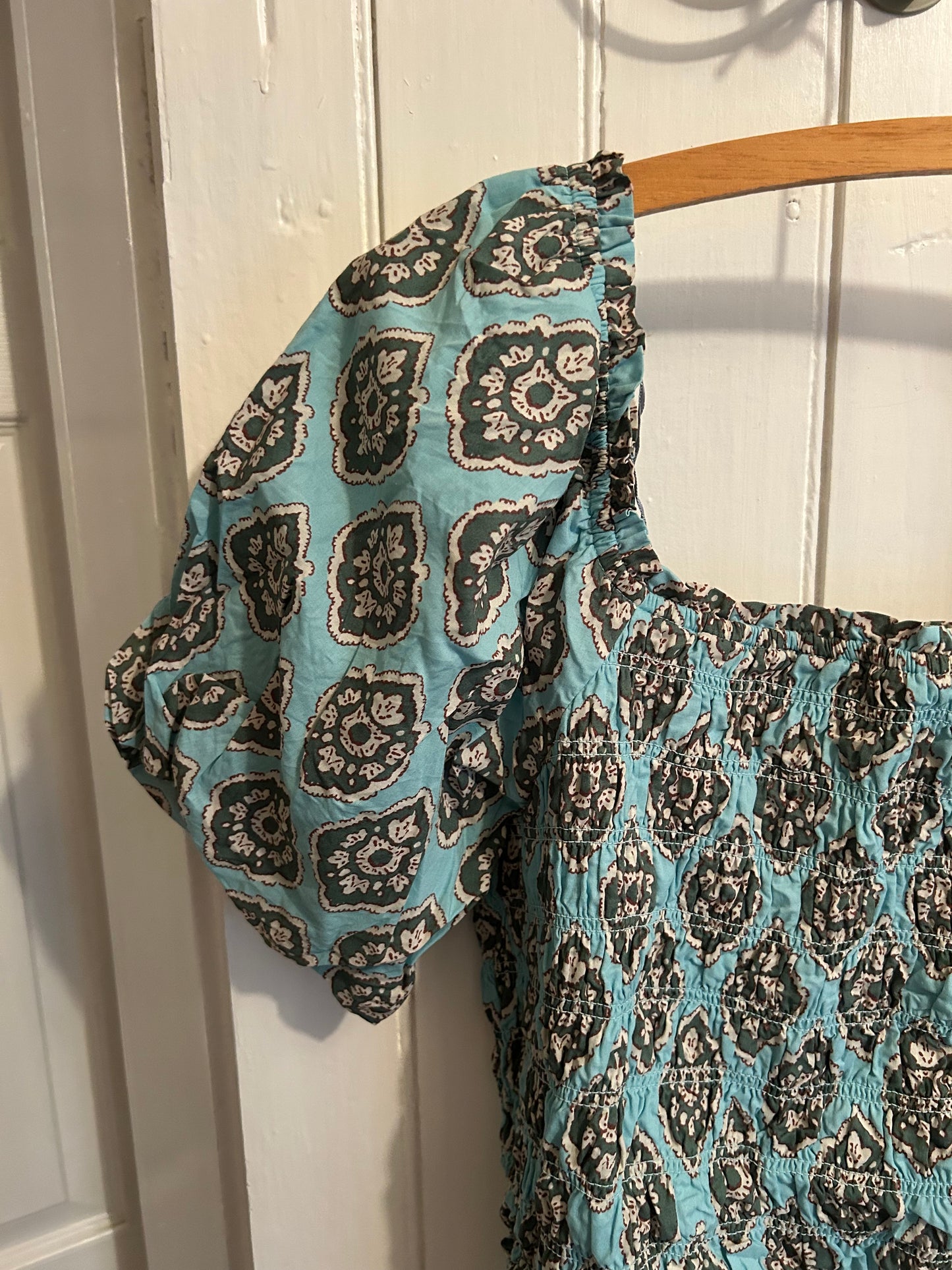 Maurcies 1x blue & green paisley scrunch cropped top