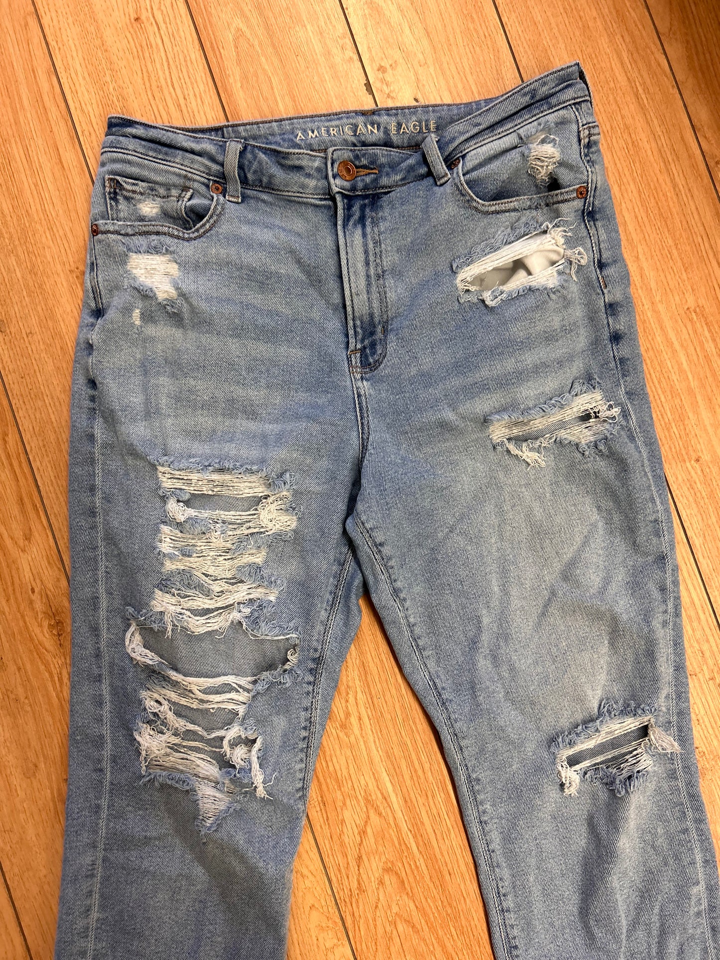 American eagle 10 SHORT light wash distressed mom jeans