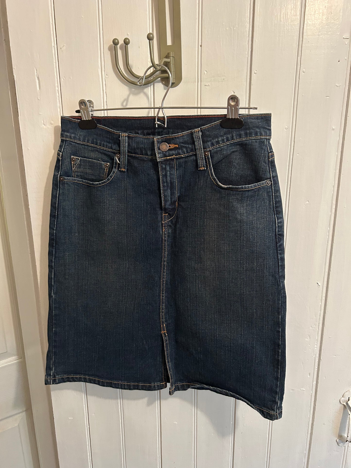 Levi’s 8 dark wash knee length skirt