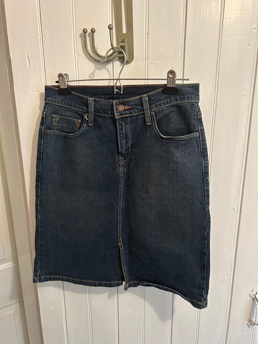 Levi’s 8 dark wash knee length skirt