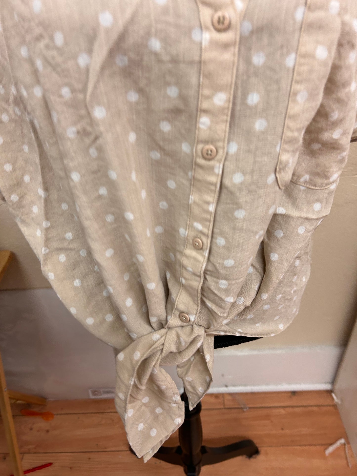 Tahari Xxl tan polka dot button up blouse