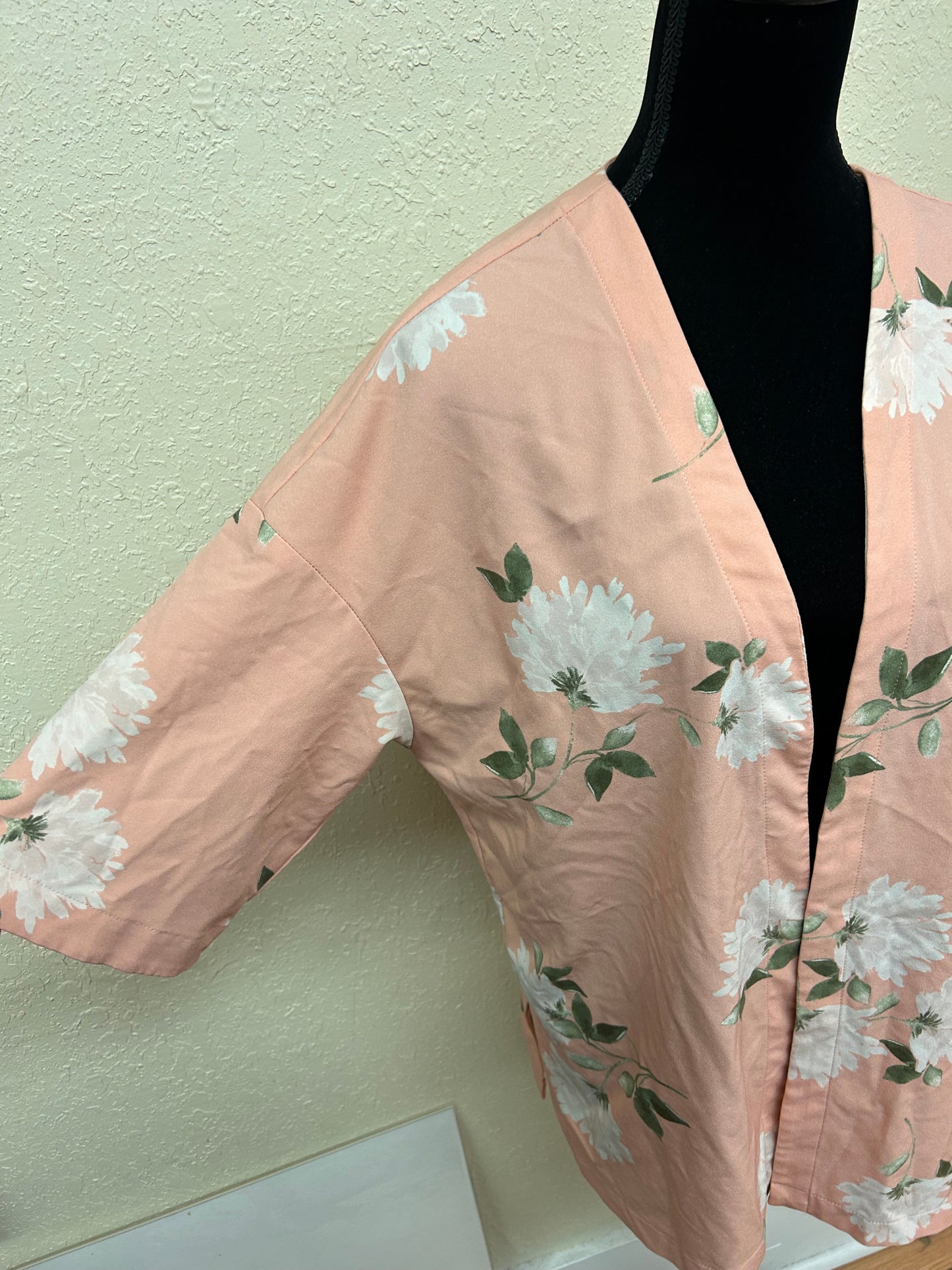 Dynamite large pink floral kimono