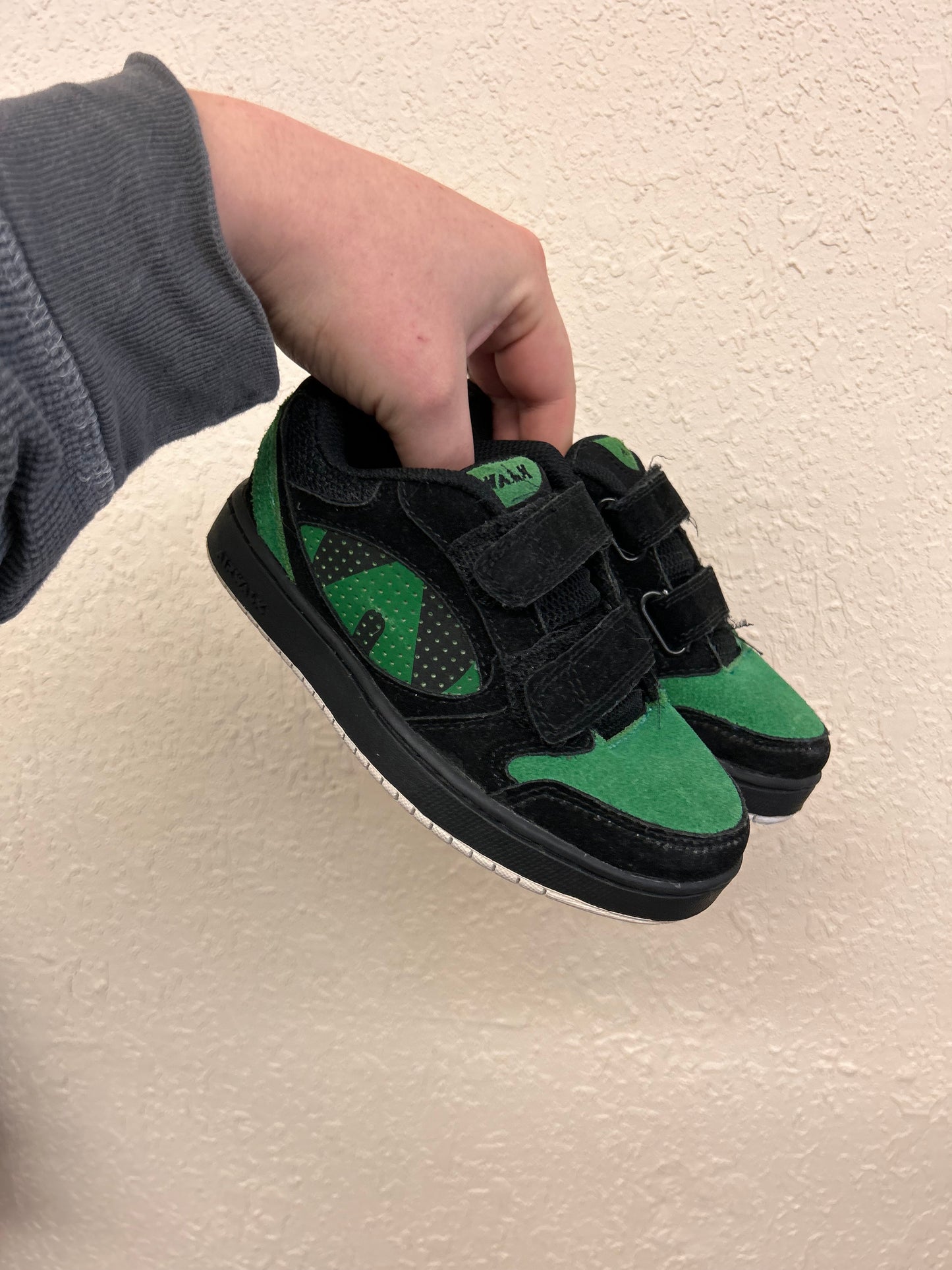 Air Walk boys 11 black & green sneakers