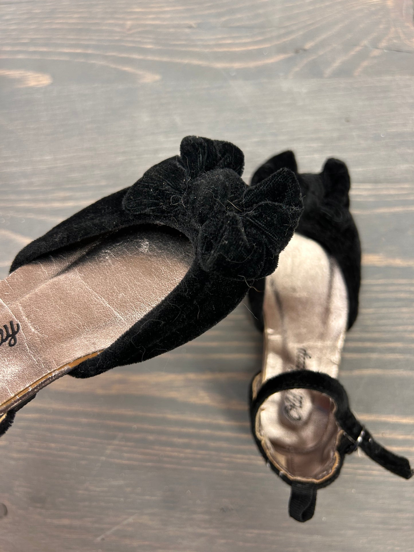 Old navy infant 7 black velvet flats with bow