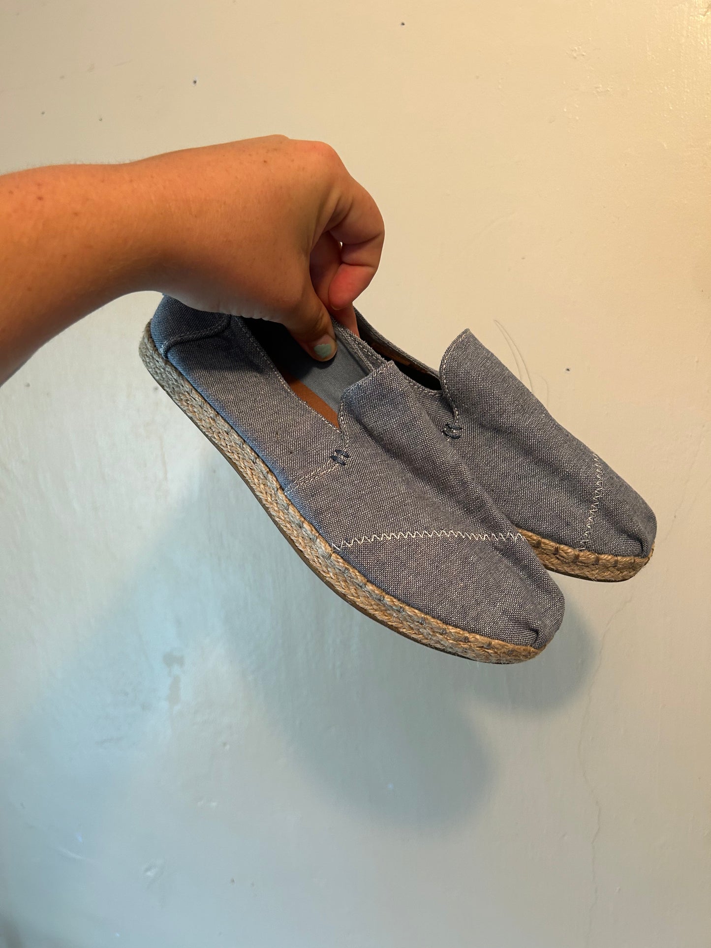 TOMS women’s 7 blue woven flats shoes