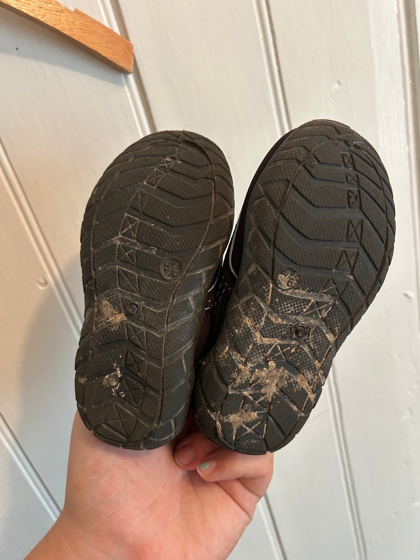 Athletic works infant 5/6 black water shoes