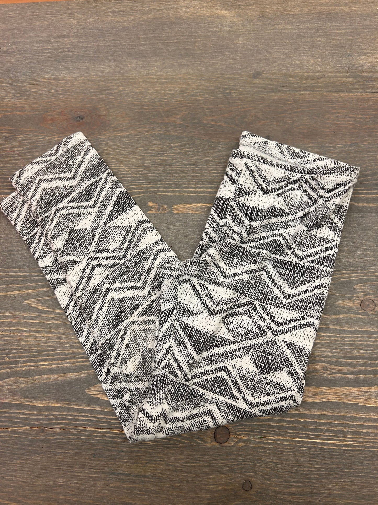 Old navy 10/12 grey Aztec leggings