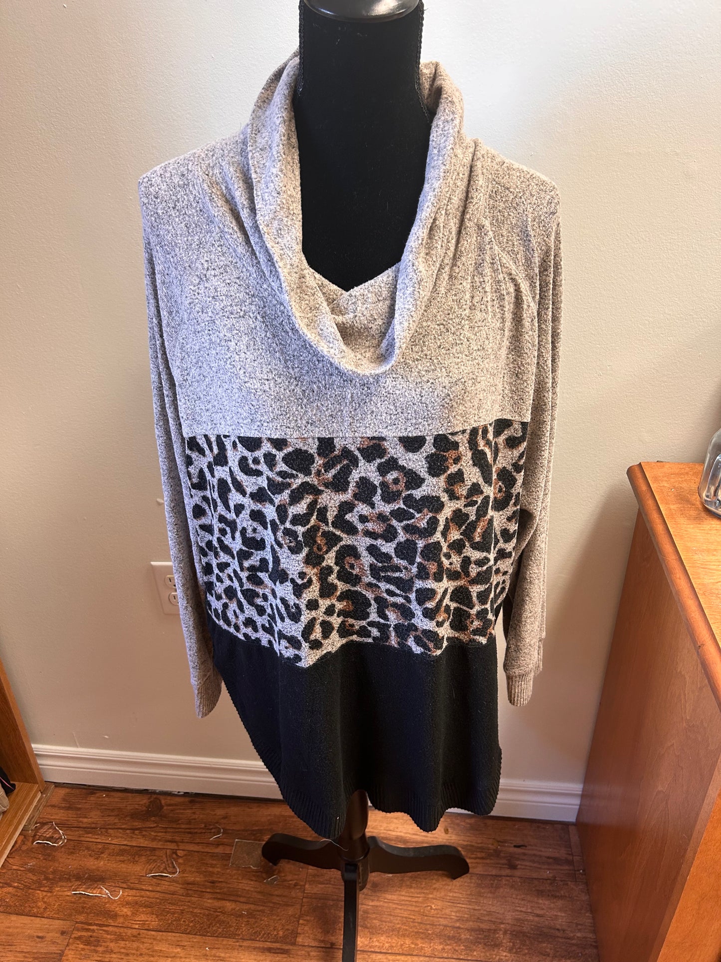 Maurcies Xxl cheetah print cowl neck top