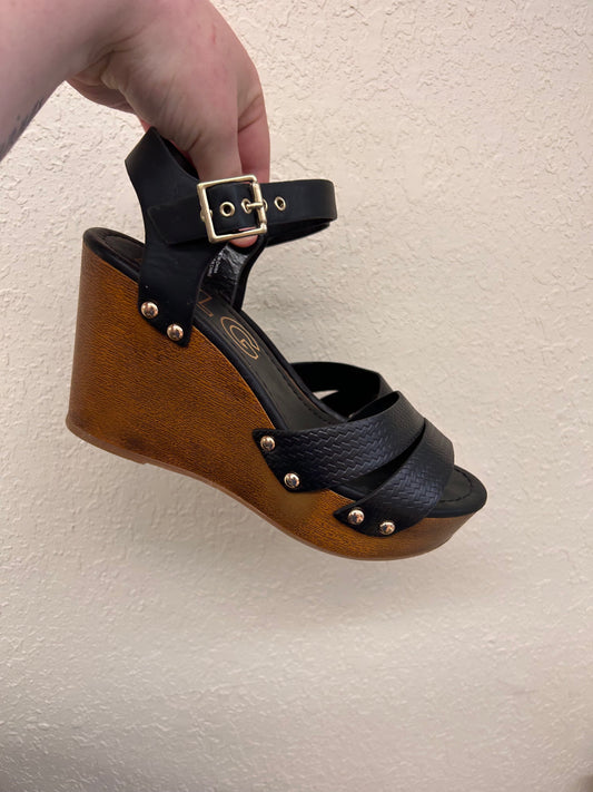 DLG 7 black platform heels