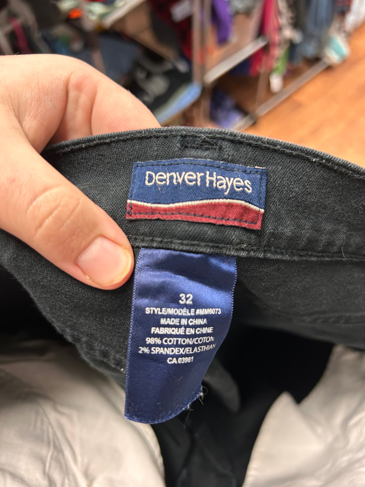 Denver Hayes size 32 black denim Capris