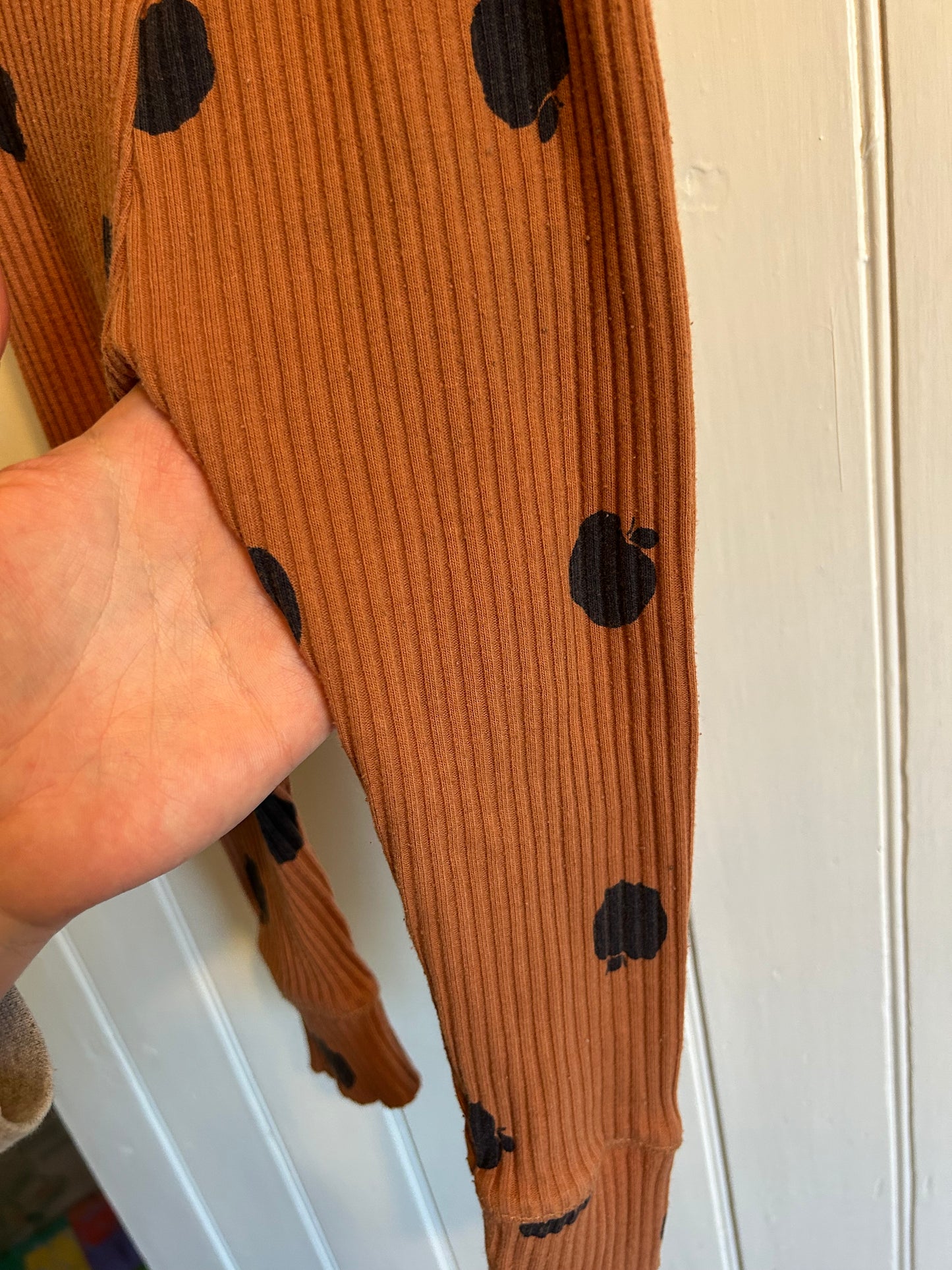Zara 2/3t brown & black apple ribbed leggings