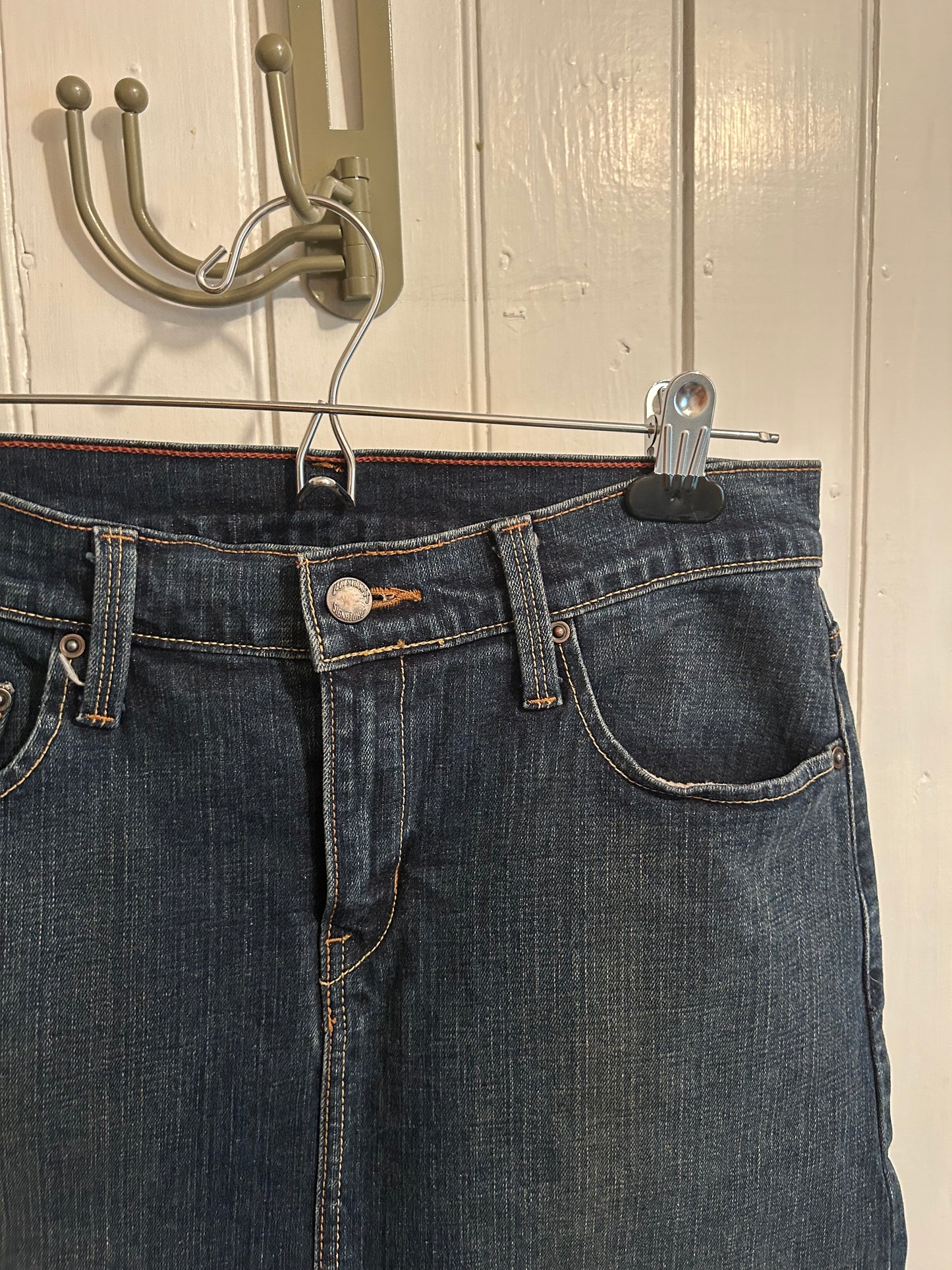 Levi’s 8 dark wash knee length skirt