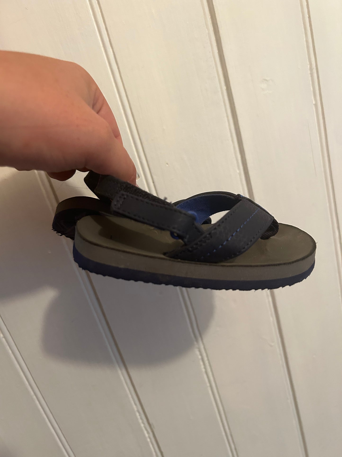 The children’s place 6/7 grey & blue flip flops