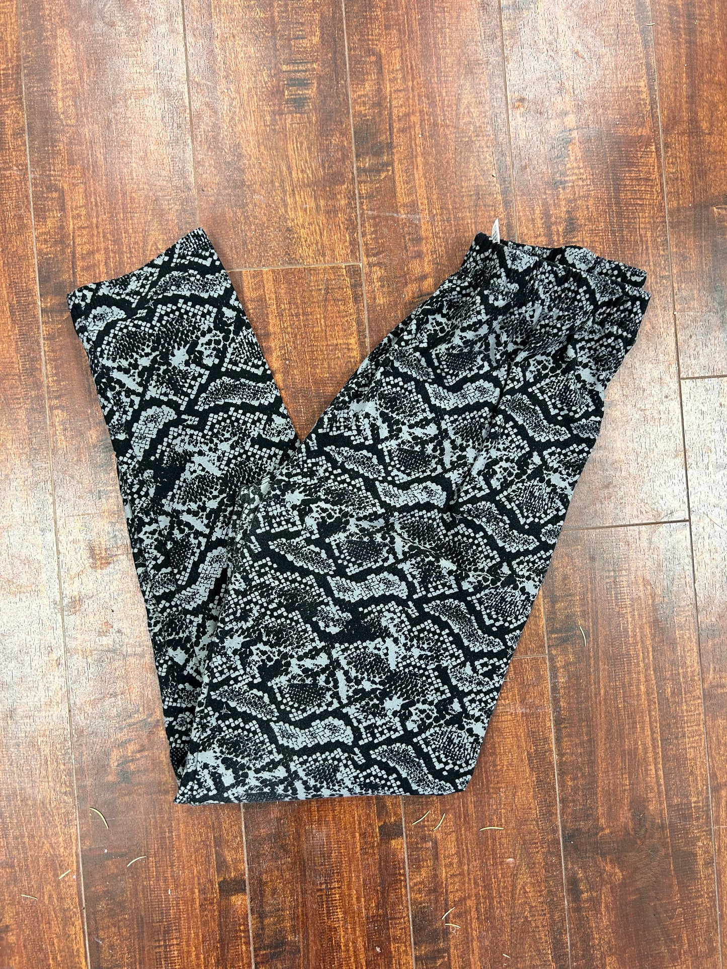 Sweetlegs plus black snake print leggings