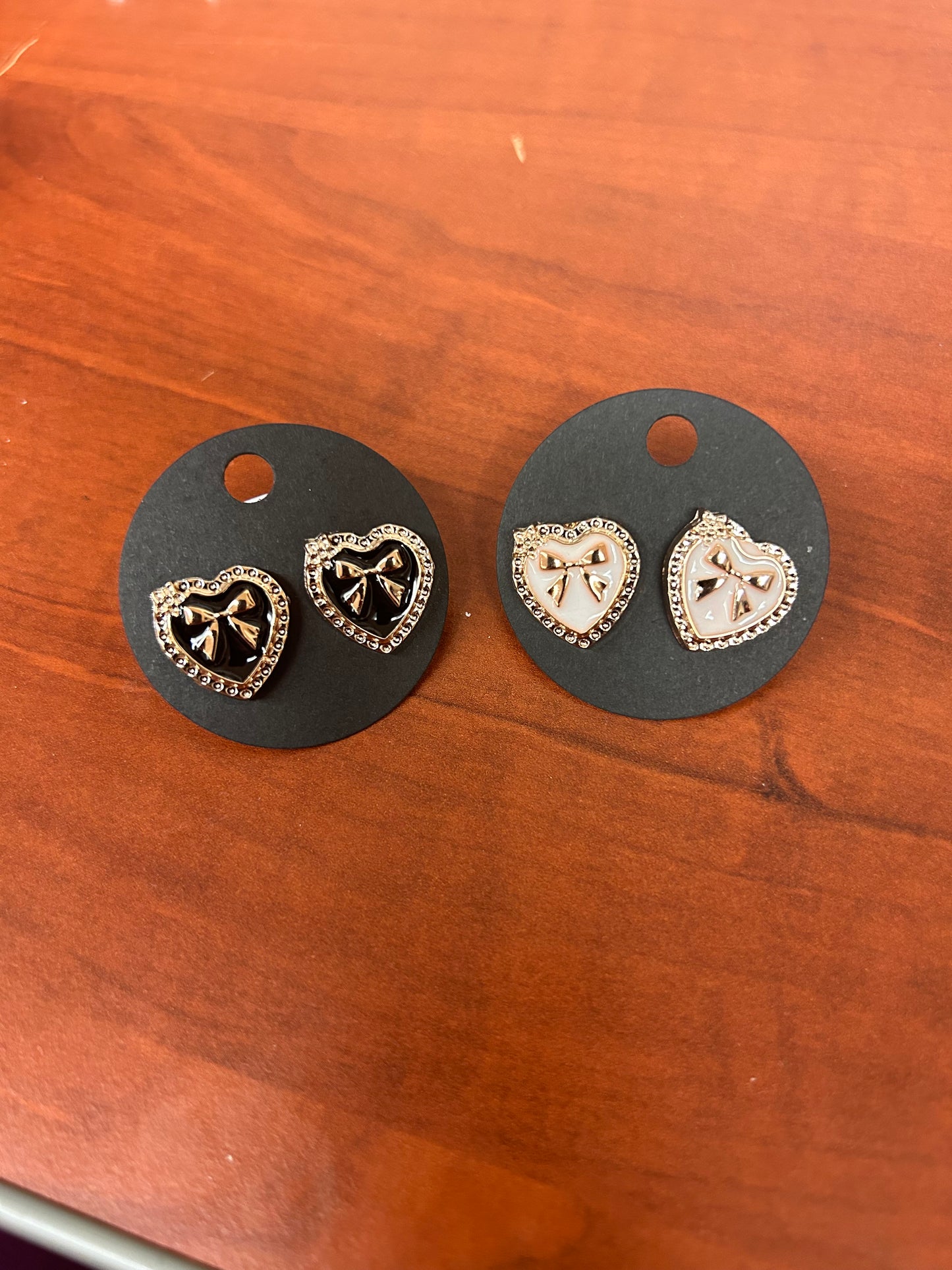 Bow heart stud earrings