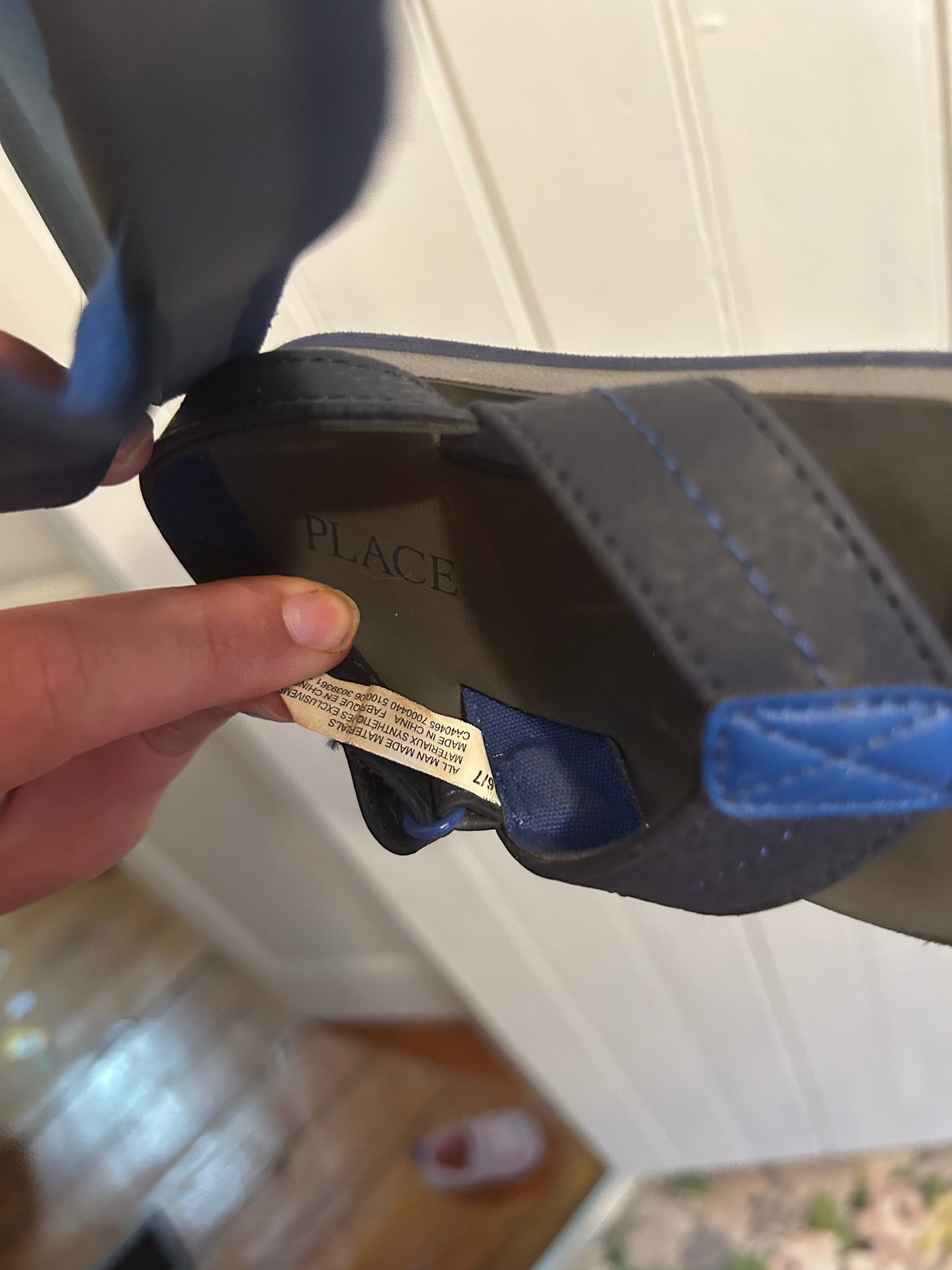 The children’s place 6/7 grey & blue flip flops