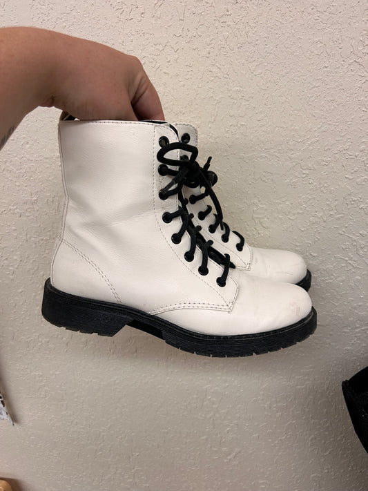 Time & tru 8 white moto booties