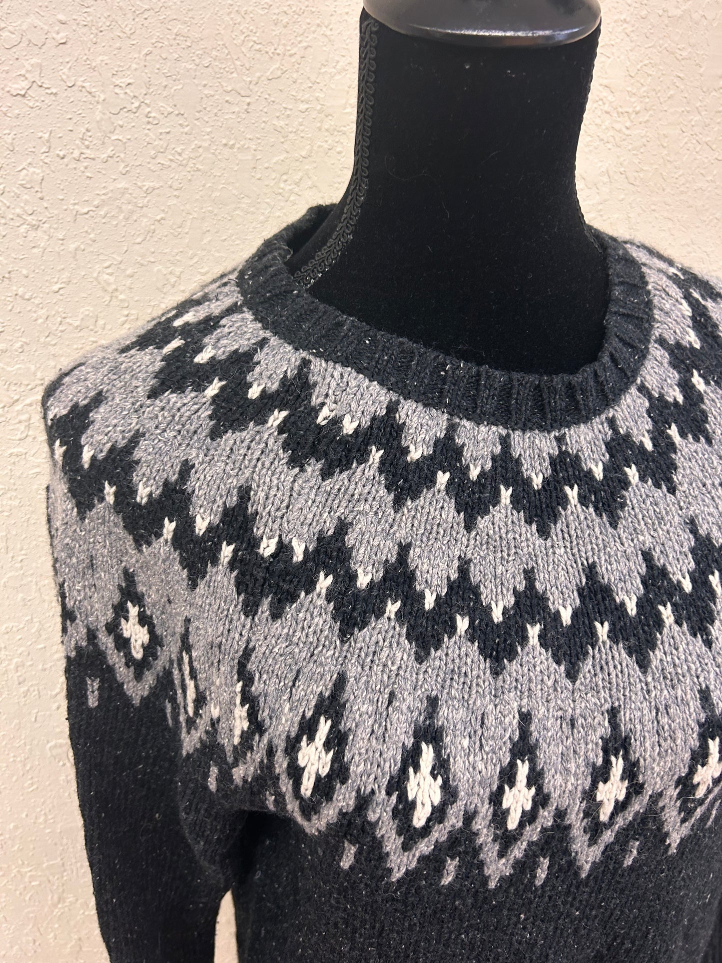 Wind river large grey & black knit sweater