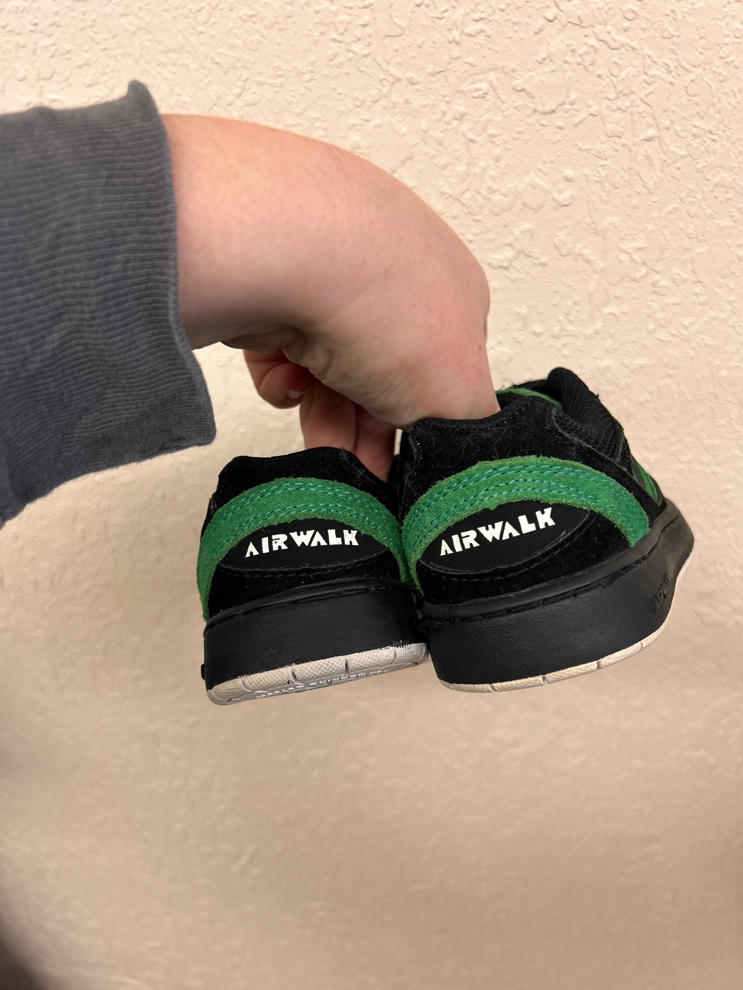 Air Walk boys 11 black & green sneakers