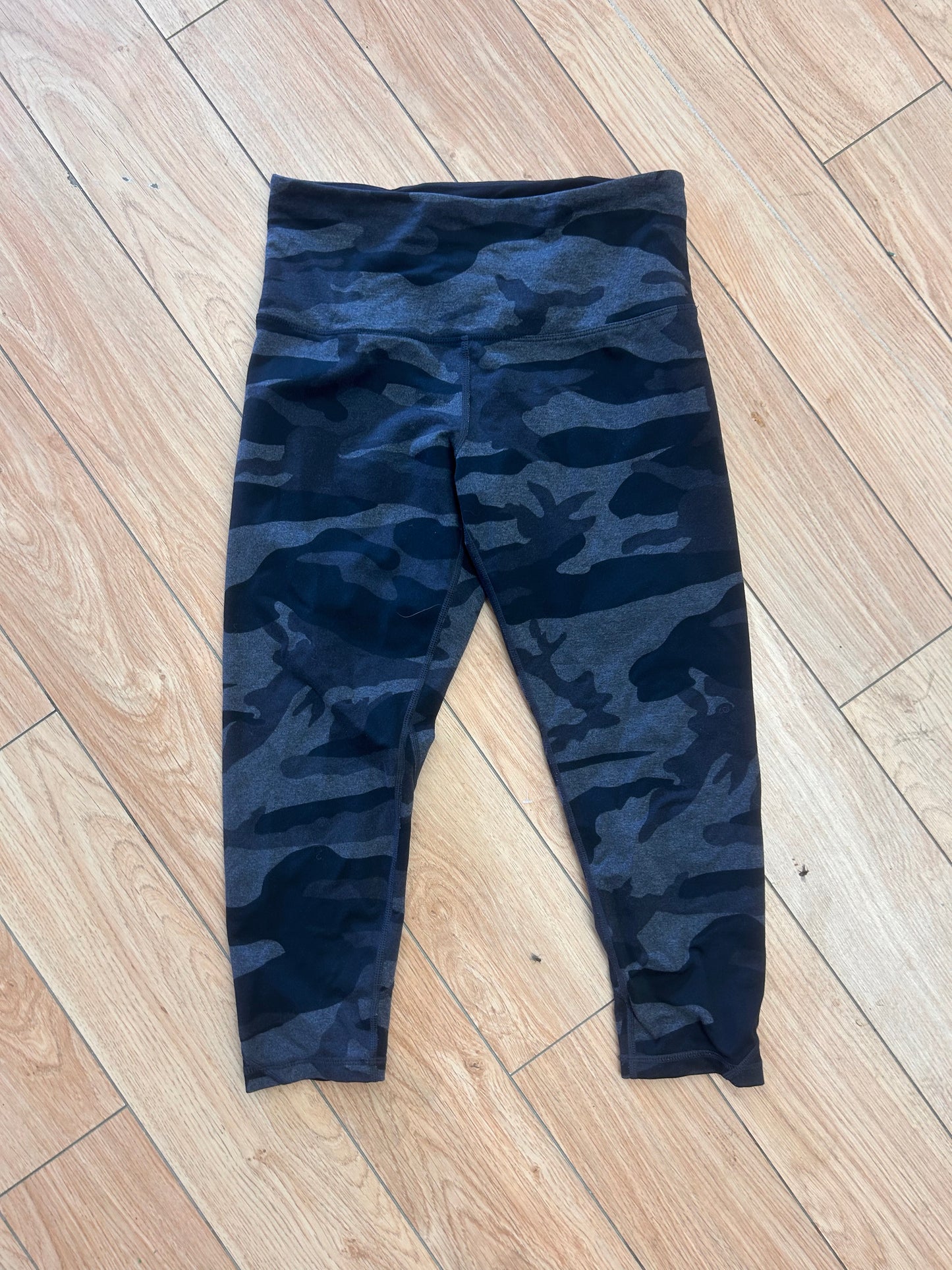 Tuff athletic small grey camo capris leggings