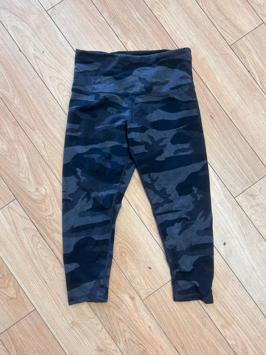 Tuff athletic small grey camo capris leggings