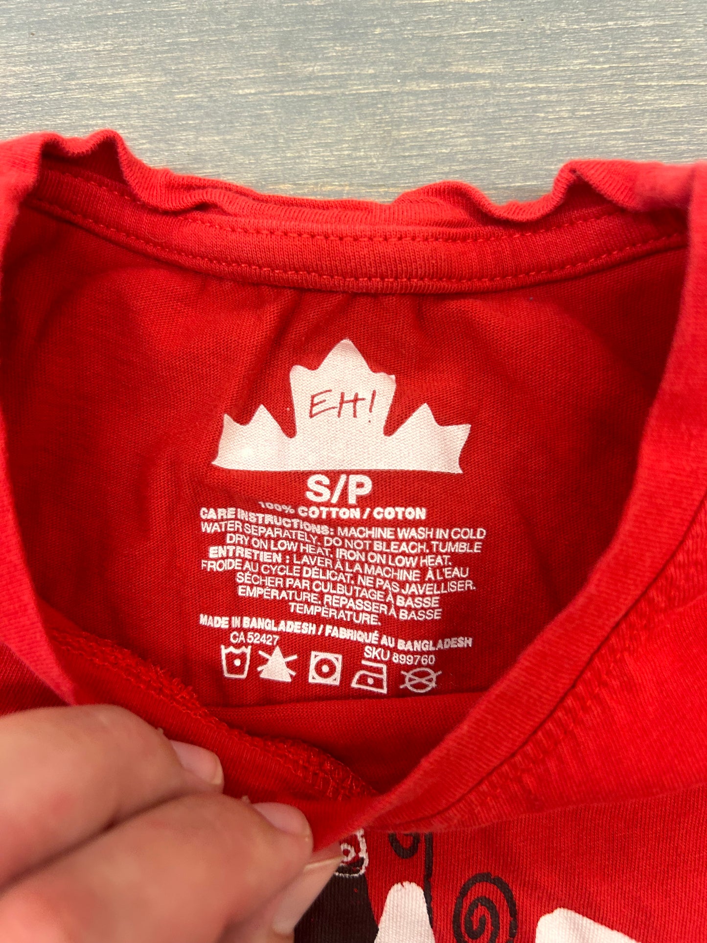 Canadian small red graphic T-shirt