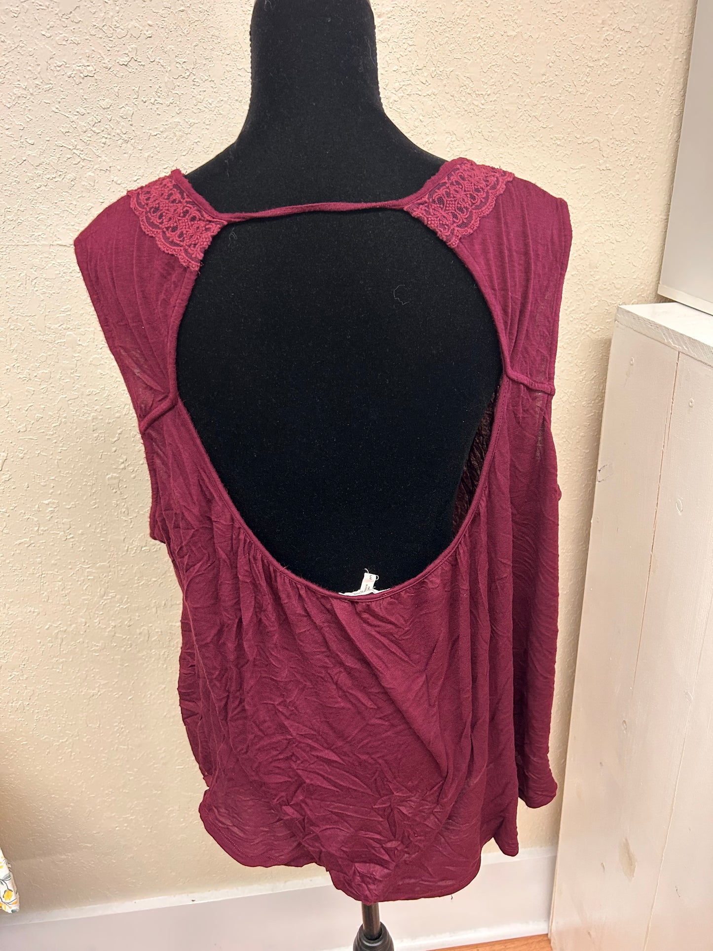 Maurcies 3x red lace open back tank blouse