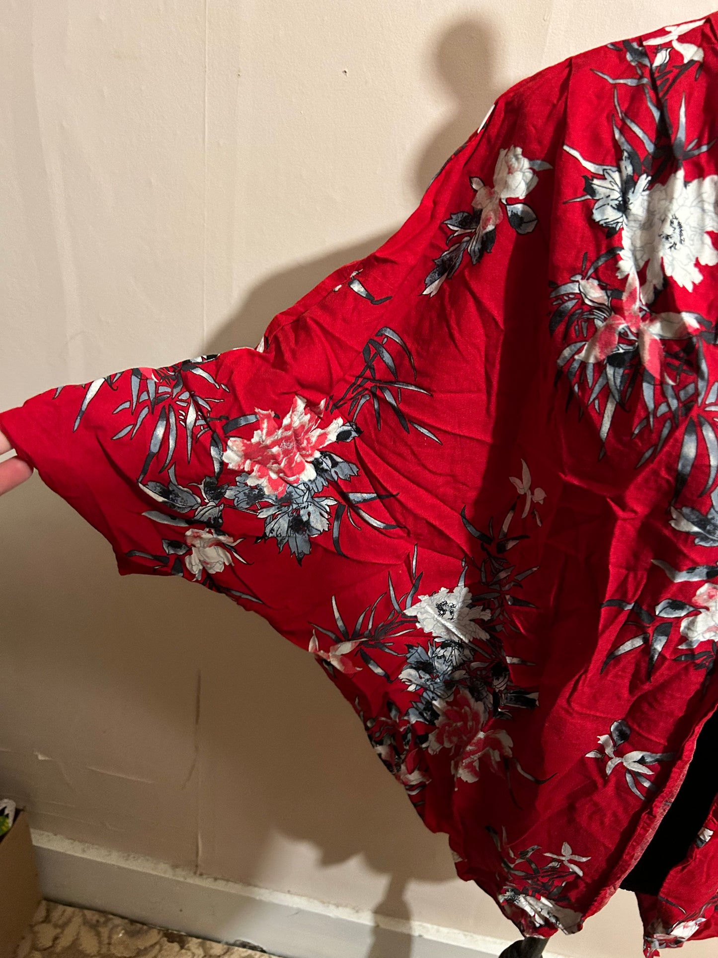 Ardene m/l red floral kimono