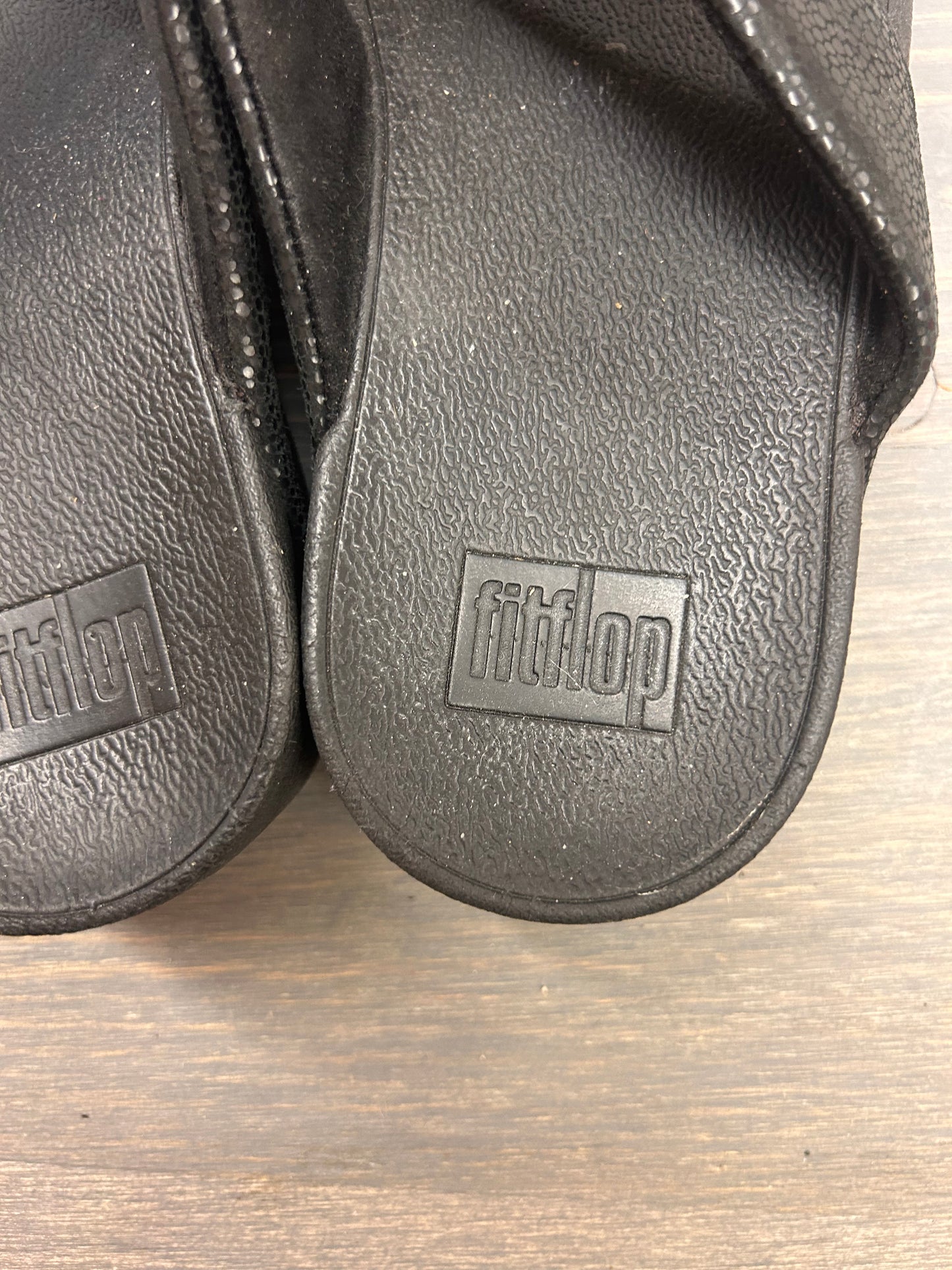 Fitflop Size 6 black pleather flip flops