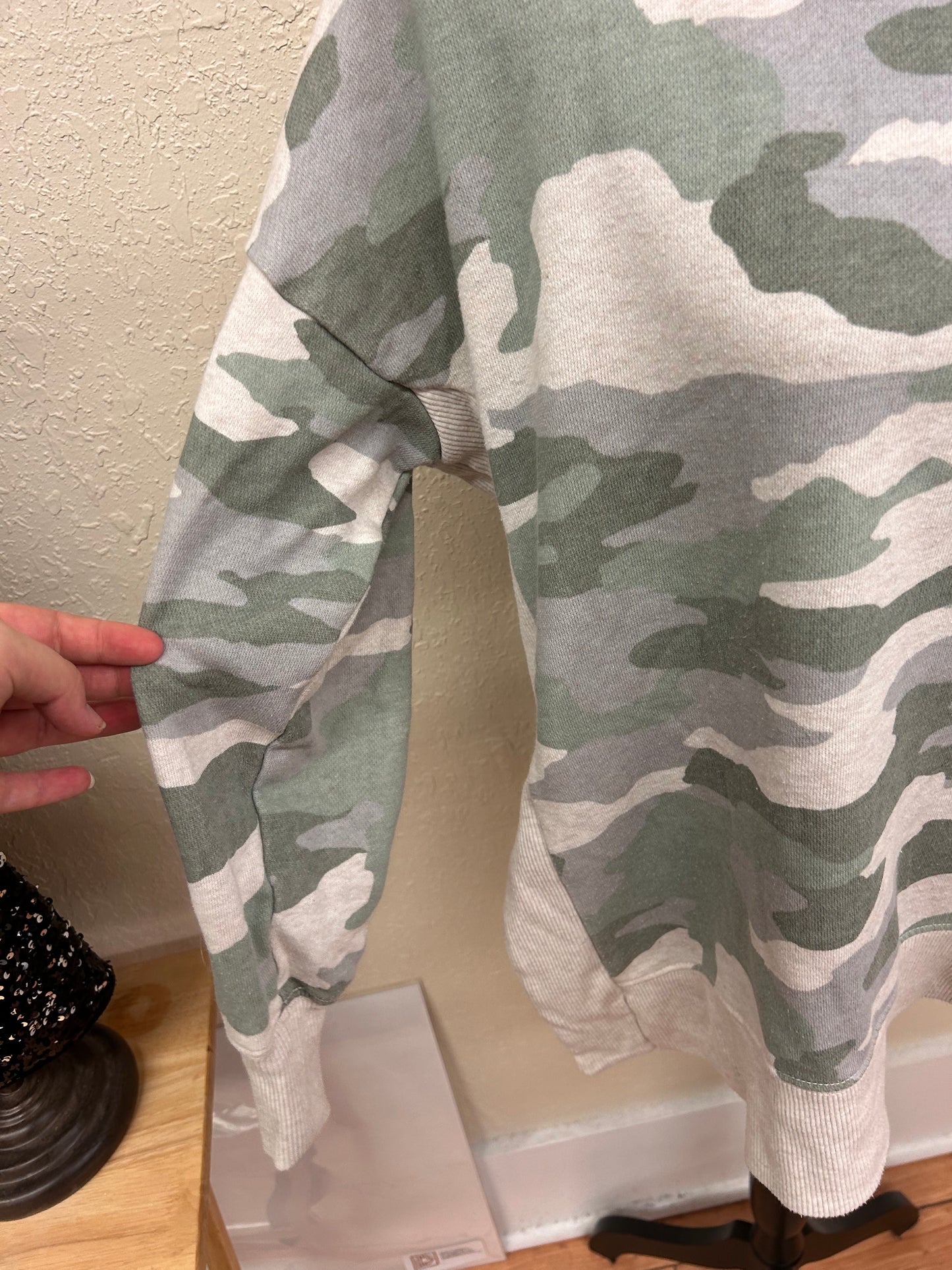 Aerie medium tan & green camo sweater