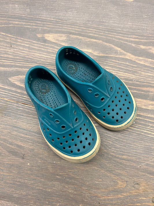 Native toddler 7 blue shoes