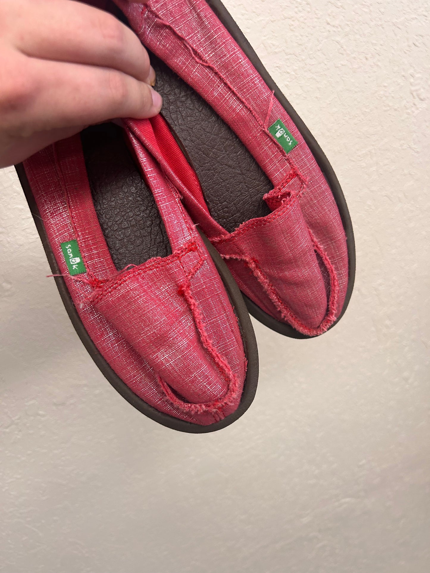 Sanuk 5 pink slip on shoes