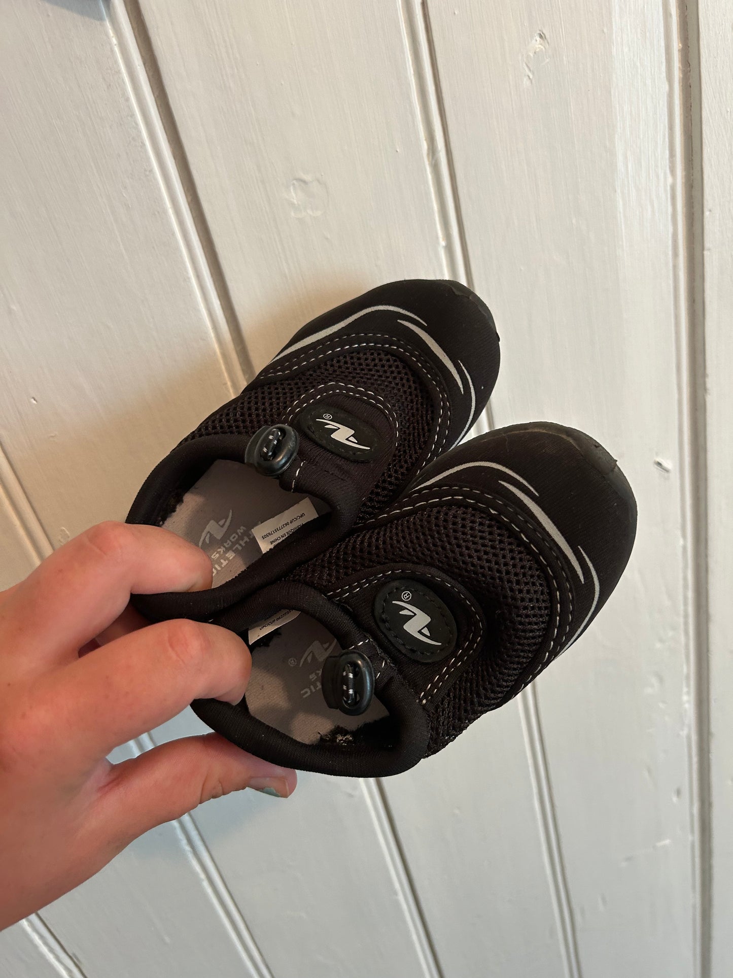 Athletic works infant 5/6 black water shoes