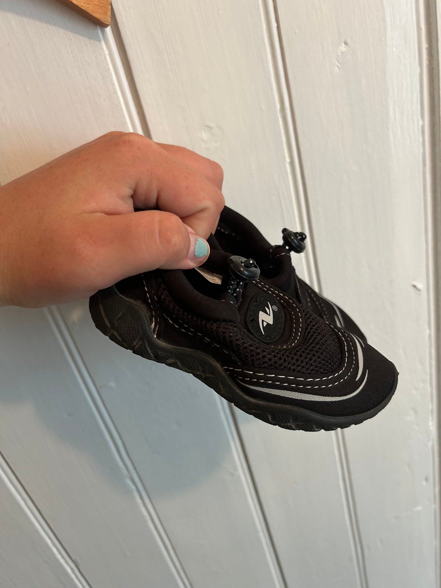 Athletic works infant 5/6 black water shoes